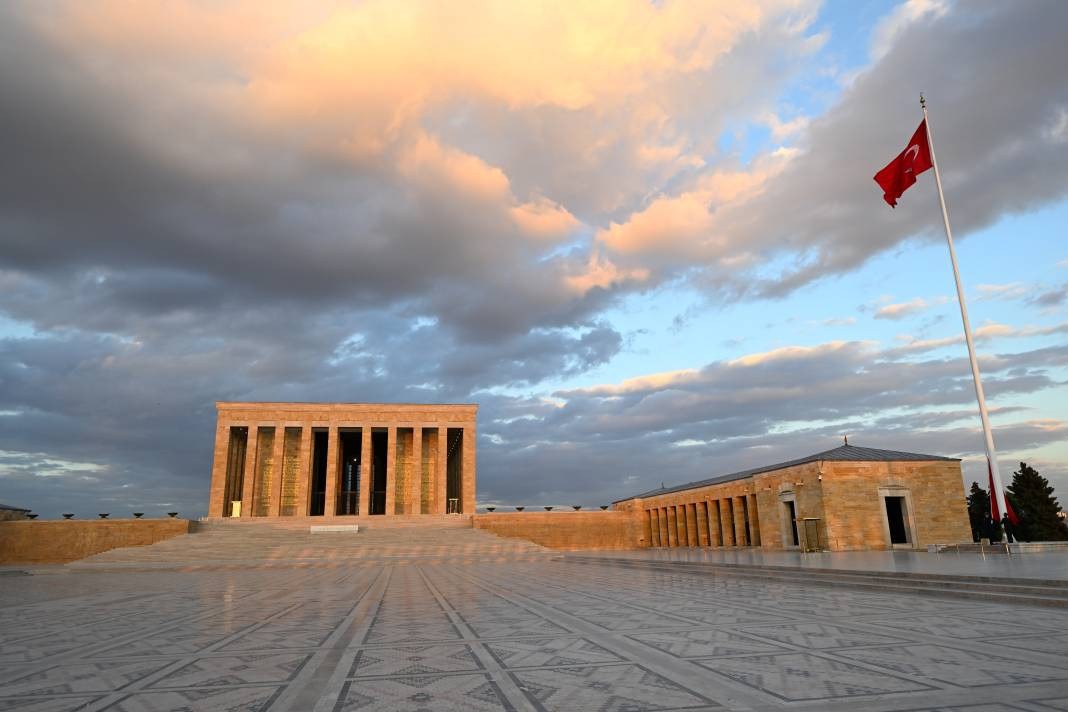Türk bayrağının gönderden hiç inmediği yer - Resim: 28